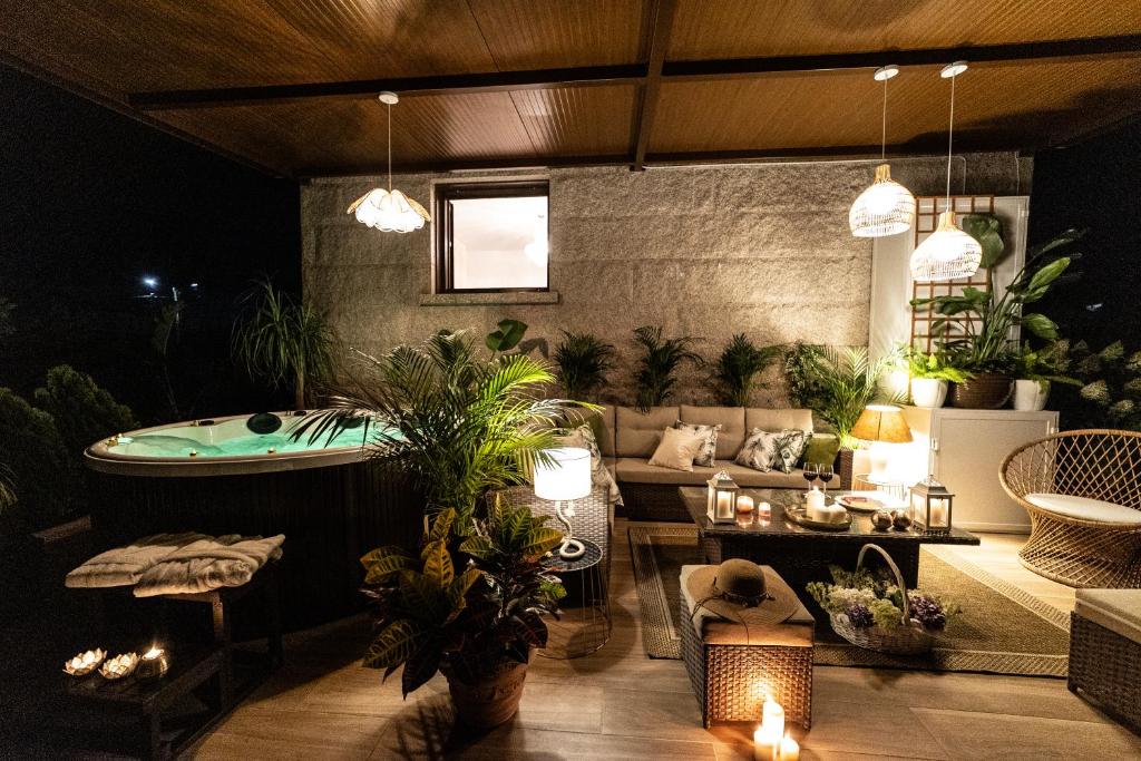 Posedenie v ubytovaní Casa Victoria garden con Jacuzzi y piscina