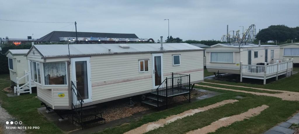 a row of mobile homes parked in a yard at Beachside, Family-friendly, WiFi, 6 berth Caravan 19 in Ingoldmells