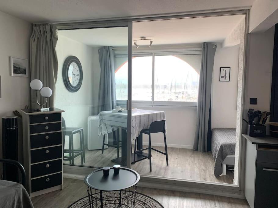 Postel nebo postele na pokoji v ubytování Appartement avec vue sur le port