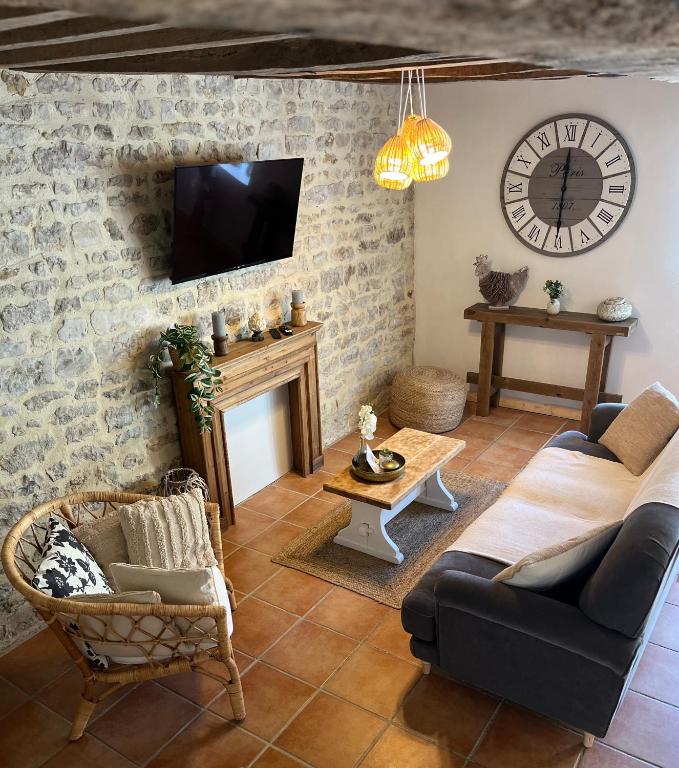 TV a/nebo společenská místnost v ubytování La Naomath - Maison d'hôtes, Hébergement insolite & Gîte