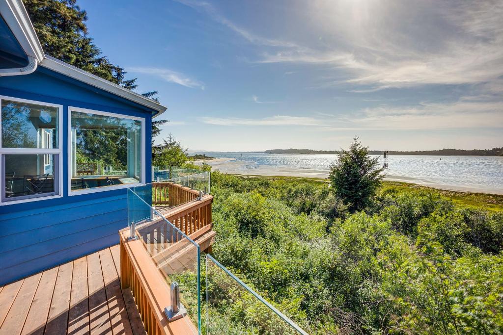Bright Coos Bay Getaway Water Views, Garden!, Coos Bay (updated prices