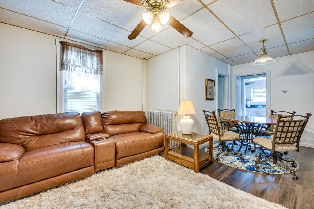 ein Wohnzimmer mit einem Sofa und einem Tisch in der Unterkunft Bath Vacation Rental Condo with Pool Access! in Hollo