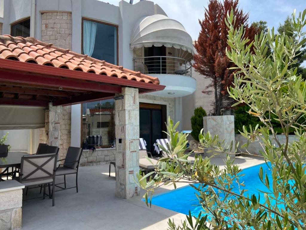 Bazén v ubytování Sunny Seaside Villa-90 m from beach nebo v jeho okolí