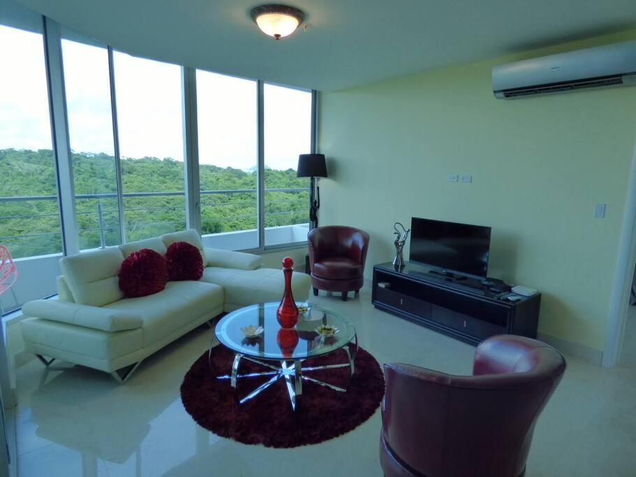 un soggiorno con un divano, un tavolo e delle sedie di 7i Luxury Resort Lifestyle Ocean Views a ArraijÃ¡n