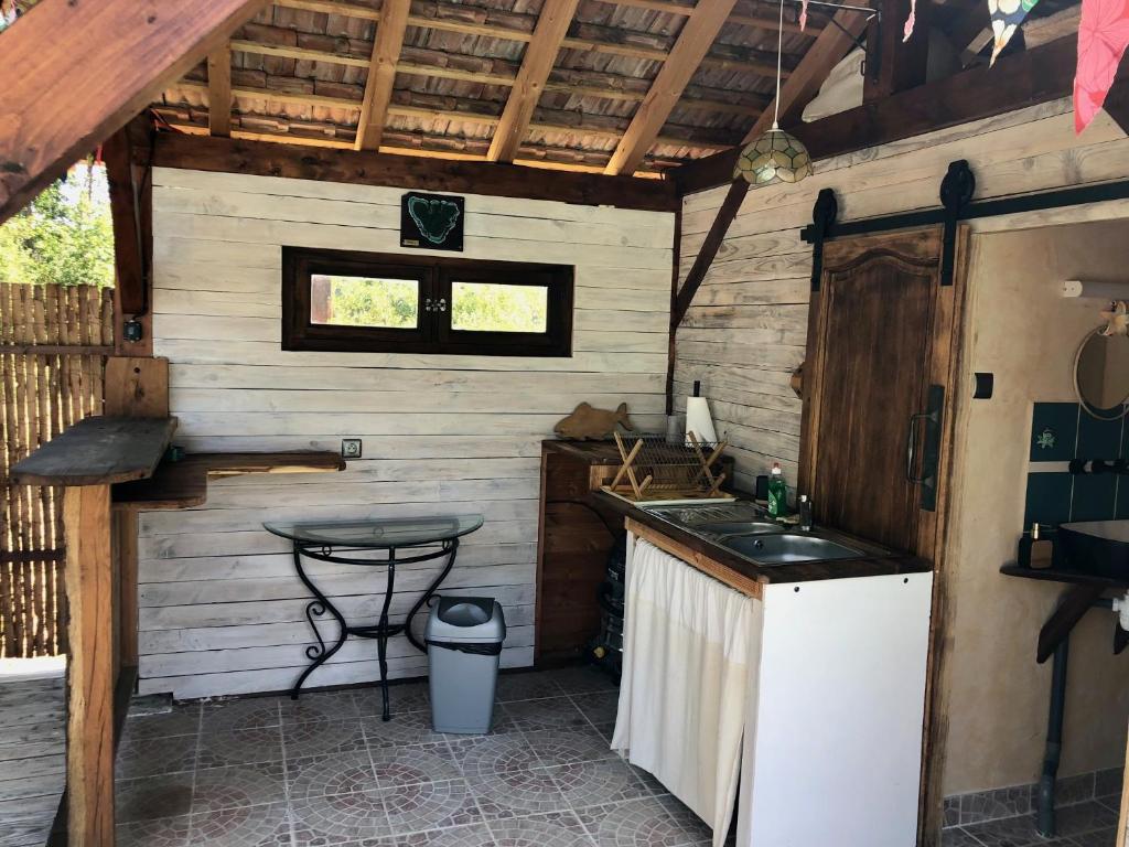 Kuchyň nebo kuchyňský kout v ubytování La Roulotte du Coustal, Cajarc, Lot