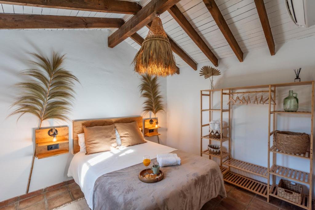 1 dormitorio con 1 cama en una habitación con techos de madera en Cantueso Holiday Park, en Periana