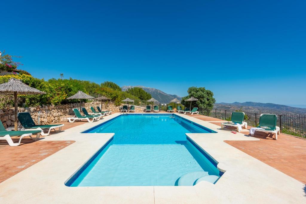 Bazén v ubytovaní Cantueso Holiday Park alebo v jeho blízkosti