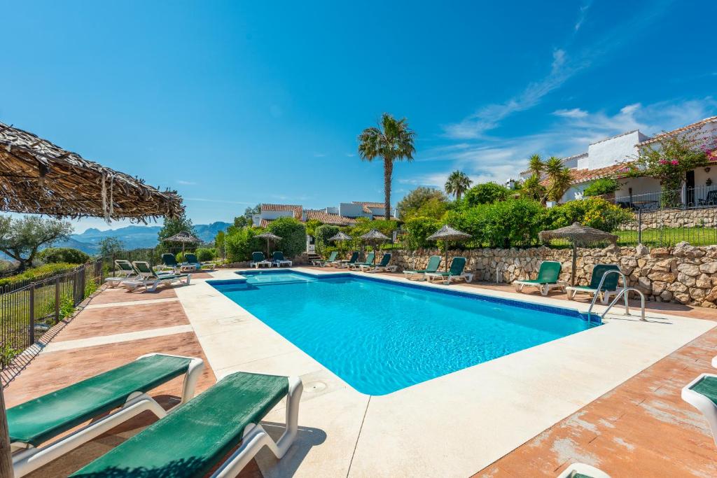 Bazén v ubytovaní Cantueso Holiday Park alebo v jeho blízkosti