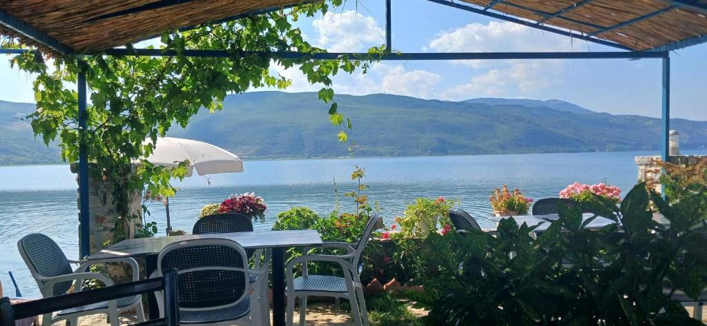 uma mesa com cadeiras e vista para um lago em Nesti Relax Home em Pogradec