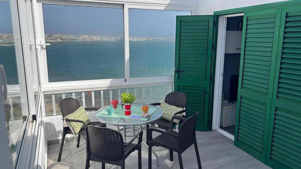 コラレホにあるApartamento Coral Bay by Vacanzy Collectionのテーブルと椅子、海の景色を望むバルコニー