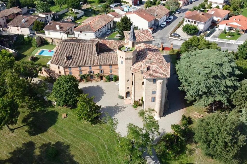 an aerial view of a large house with a yard at Château de Fontanas, le Puits in Grisolles