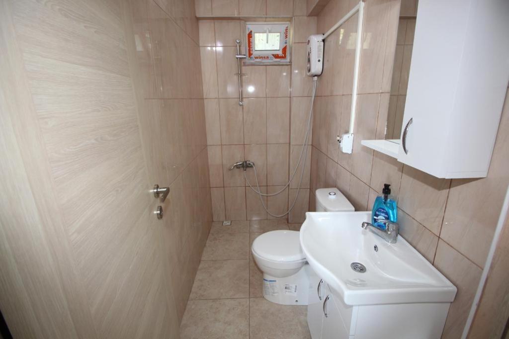 Vera Apart Otel في مرمرة: حمام صغير مع مرحاض ومغسلة