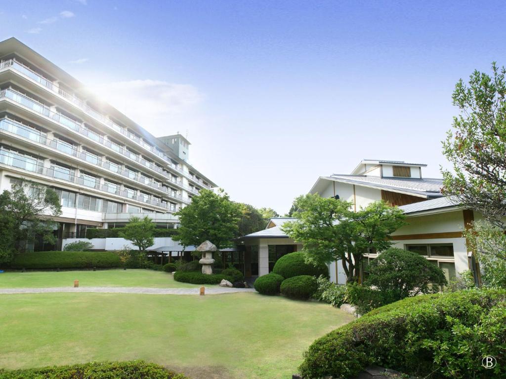 duży budynek z trawnikiem przed nim w obiekcie Hyoe Koyokaku w mieście Kobe