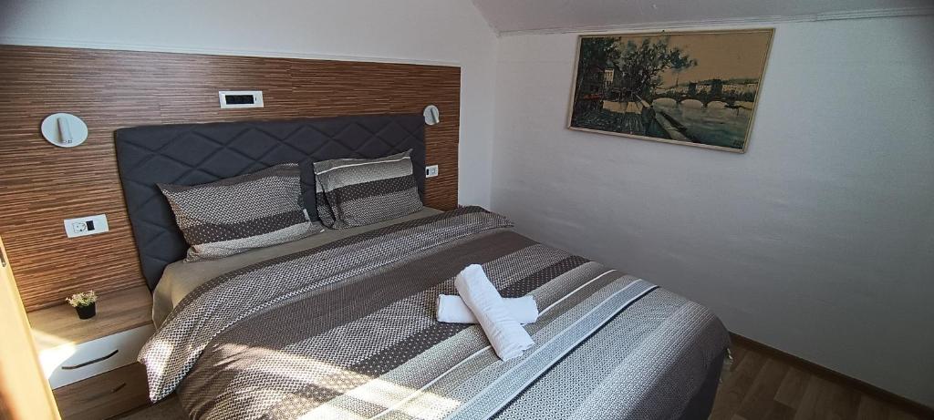 コラシンにあるVila Jasminaのベッドとタオル2枚のある寝室