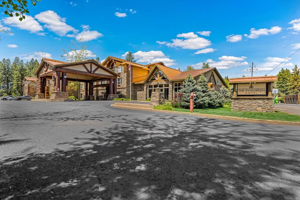 een groot huis met een weg ervoor bij The Evergreen Hotel in McCall