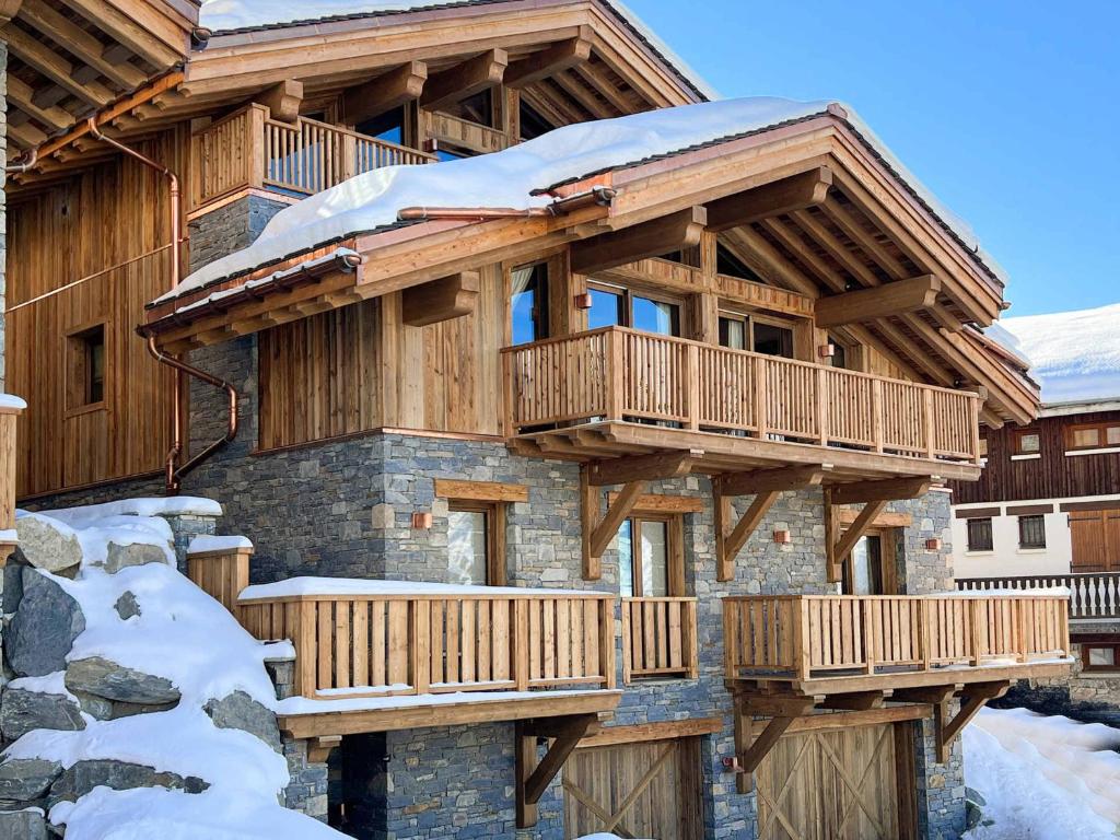 una casa di tronchi con un ponte nella neve di Chalet Les Belleville, 8 pièces, 15 personnes - FR-1-570-25 a Saint-Martin-de-Belleville