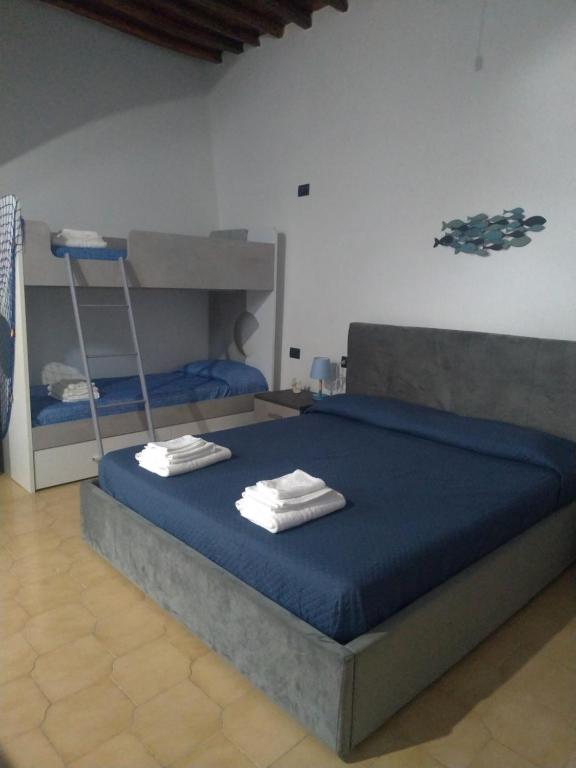 een slaapkamer met een bed met een ladder erop bij perla spiaggia in Leni