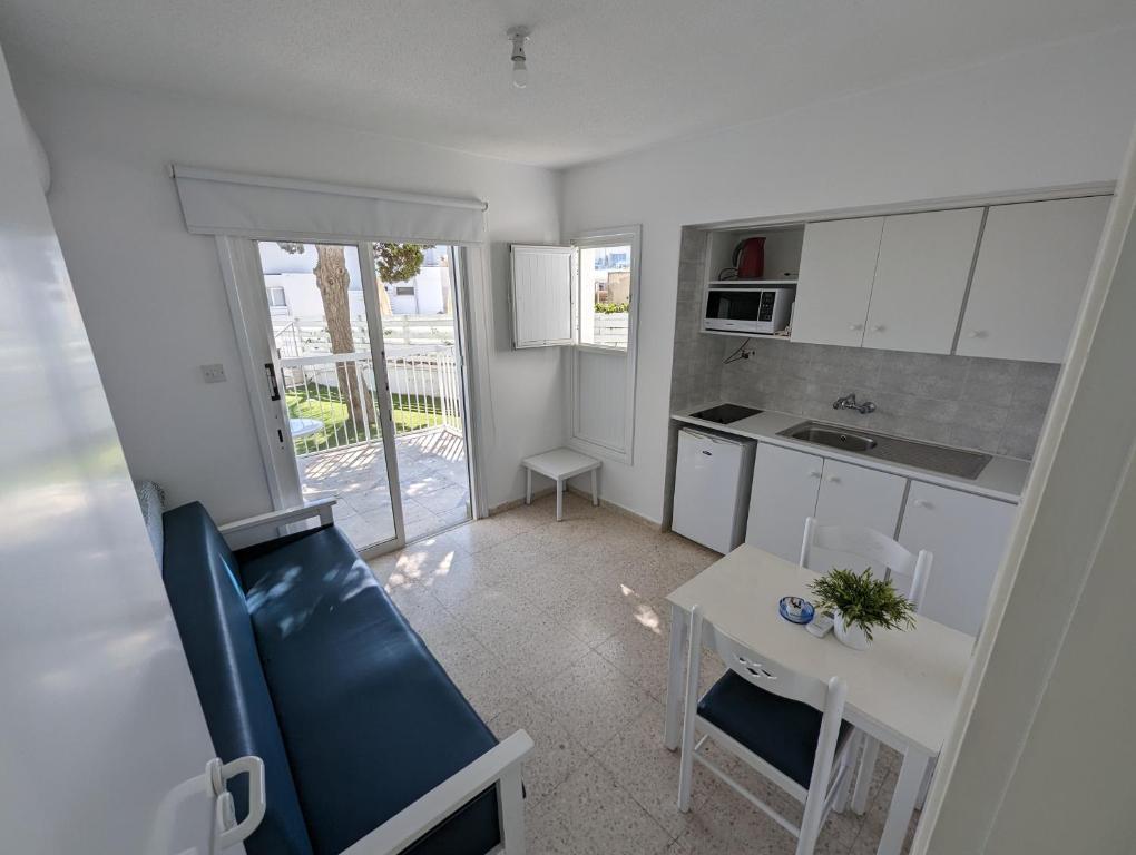 Flisvos Beach Apartments - One-Bedroom Apartment - Ground Floor