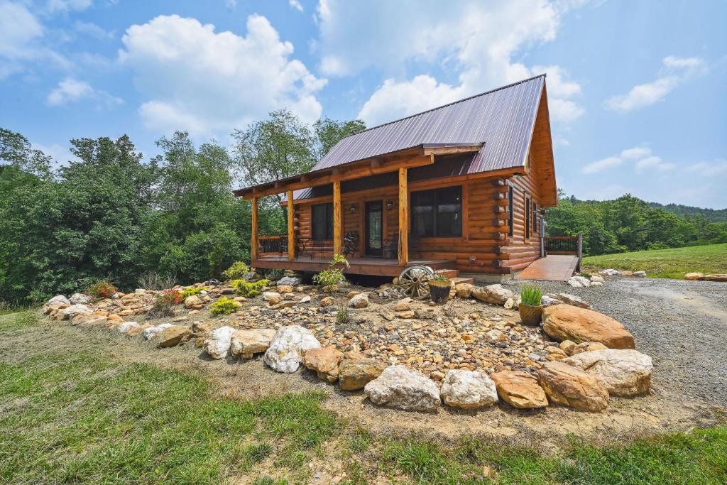 eine Blockhütte mit einem Steingarten davor in der Unterkunft Modern Willis Cabin Retreat 24-Acre Working Farm! in Willis