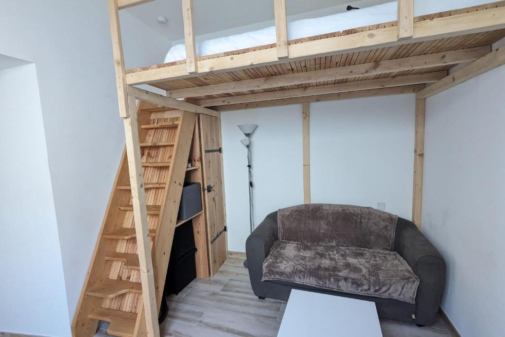 ein Wohnzimmer mit einem Hochbett und einem Sofa in der Unterkunft Comfortable studio of 18 m for 2 people in Montpellier