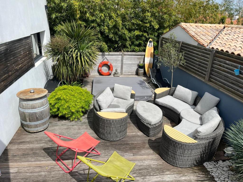 een patio met stoelen en een tafel en stoelen bij Bubble House in La Rochelle