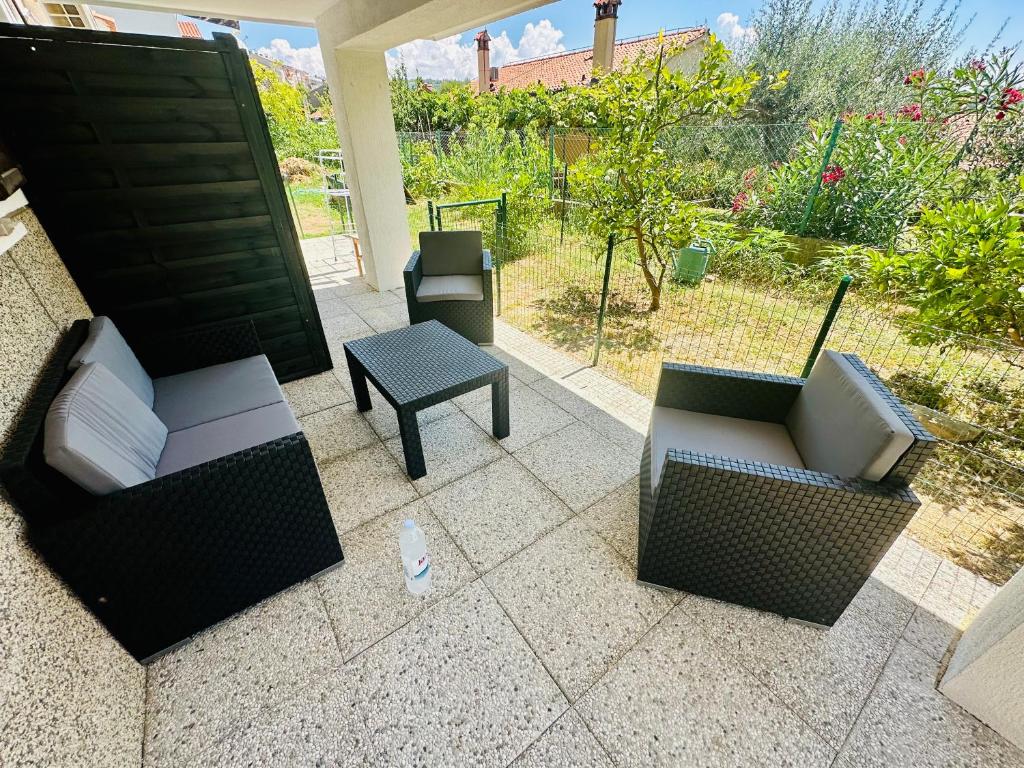 - une terrasse avec 2 chaises et une table dans l'établissement Moon Bay apartment - Free large parking, à Portorož