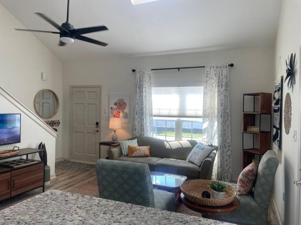 Cast Away 3 Blocks to Surfside Beach and Dining, Myrtle Beach