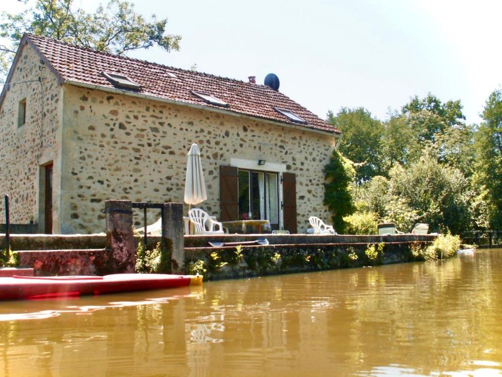 Výhled na řeku, která protéká v blízkosti prázdninového domu