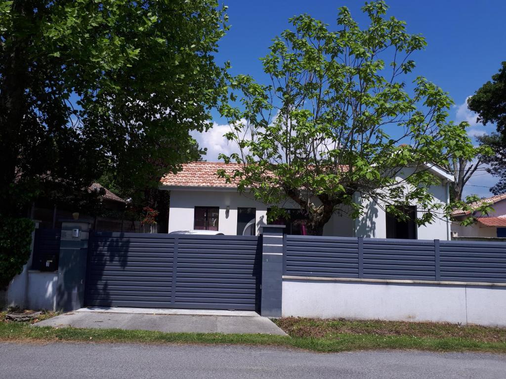 une clôture devant une maison blanche dans l'établissement ANDERNOS PRES DE LA PLAGE, à Andernos-les-Bains