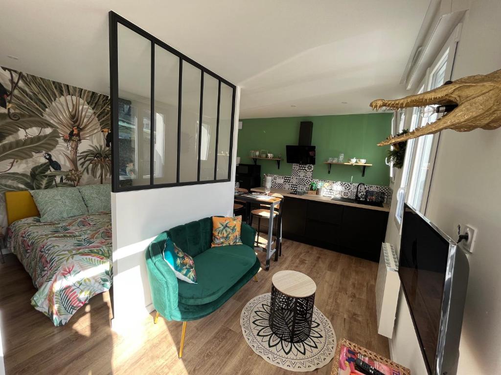 Kuchyň nebo kuchyňský kout v ubytování STUDIO JUNGLE - HYPEr CENTRE LORIENT