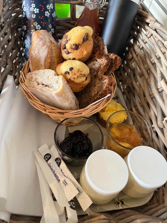 a basket filled with different types of bread at l'Aod, maison d'hôtes insulaire in Ouessant