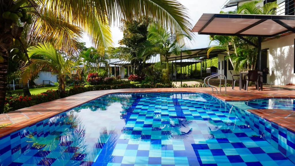 - une piscine avec des carreaux bleus dans un complexe dans l'établissement Finca Santa Clara, Rivera-Huila, à Rivera