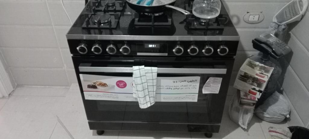 um forno com placa de fogão sentado numa cozinha em Egypt, Cairo,Near City center , Maadi no Cairo