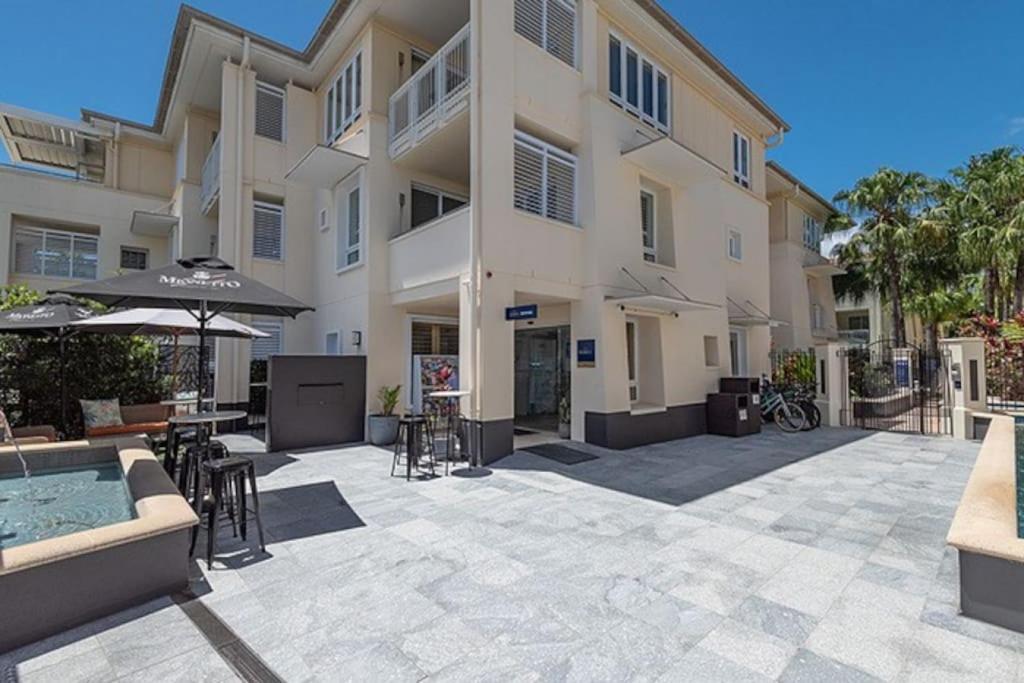 ein großes Apartmenthaus mit einer Terrasse und einem Pool in der Unterkunft Luxury in the Heart of Hastings street 628 in Noosa Heads