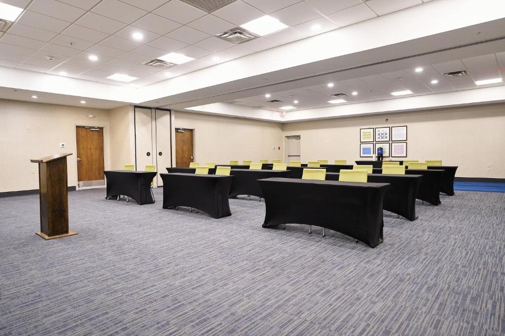 Holiday Inn Express Charleston-Civic Center by IHG photo