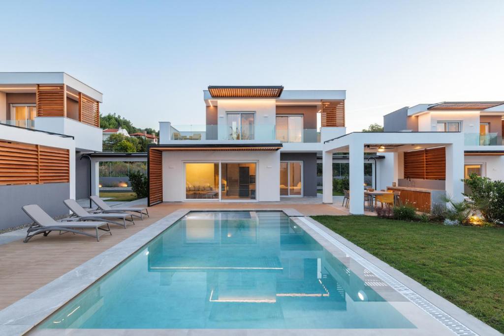 Bazén v ubytování SUMMER PEARLS LUXURY VILLAS nebo v jeho okolí
