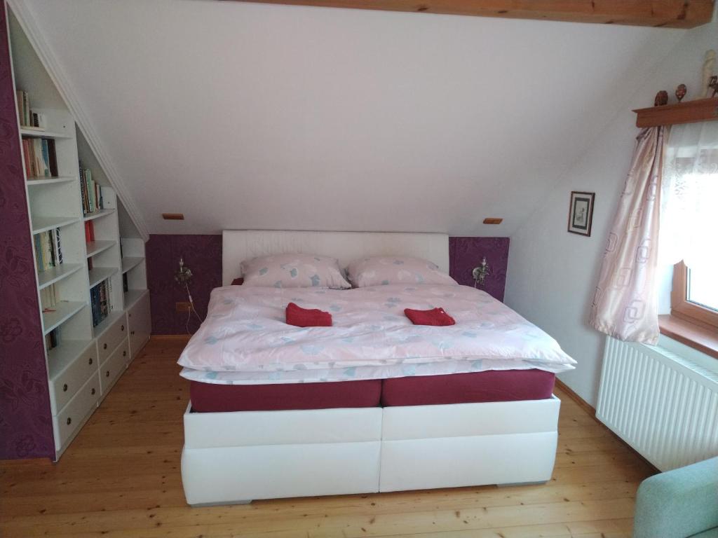 ein Schlafzimmer mit einem Bett im Dachgeschoss in der Unterkunft Relax in Zlatá Koruna