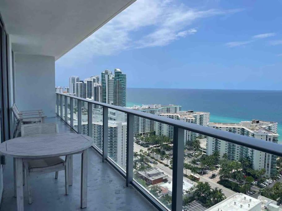 uma varanda com uma mesa e vista para o oceano em Luxury 2 bedroom with ocean view em Hollywood