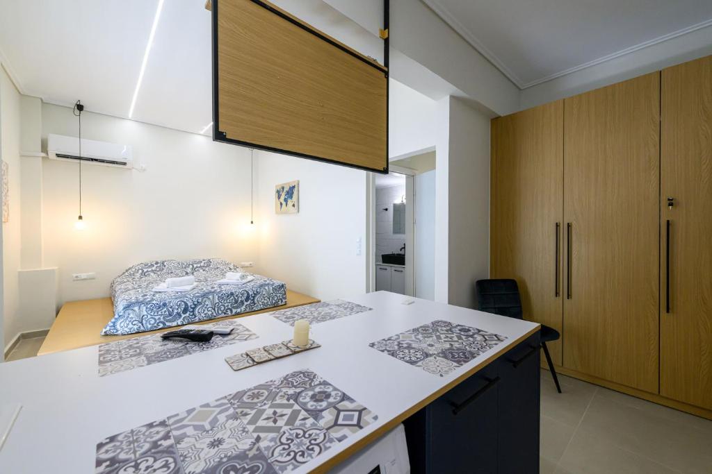- une cuisine avec un comptoir blanc et un lit dans l'établissement Siesta Apartment, à Kalamata