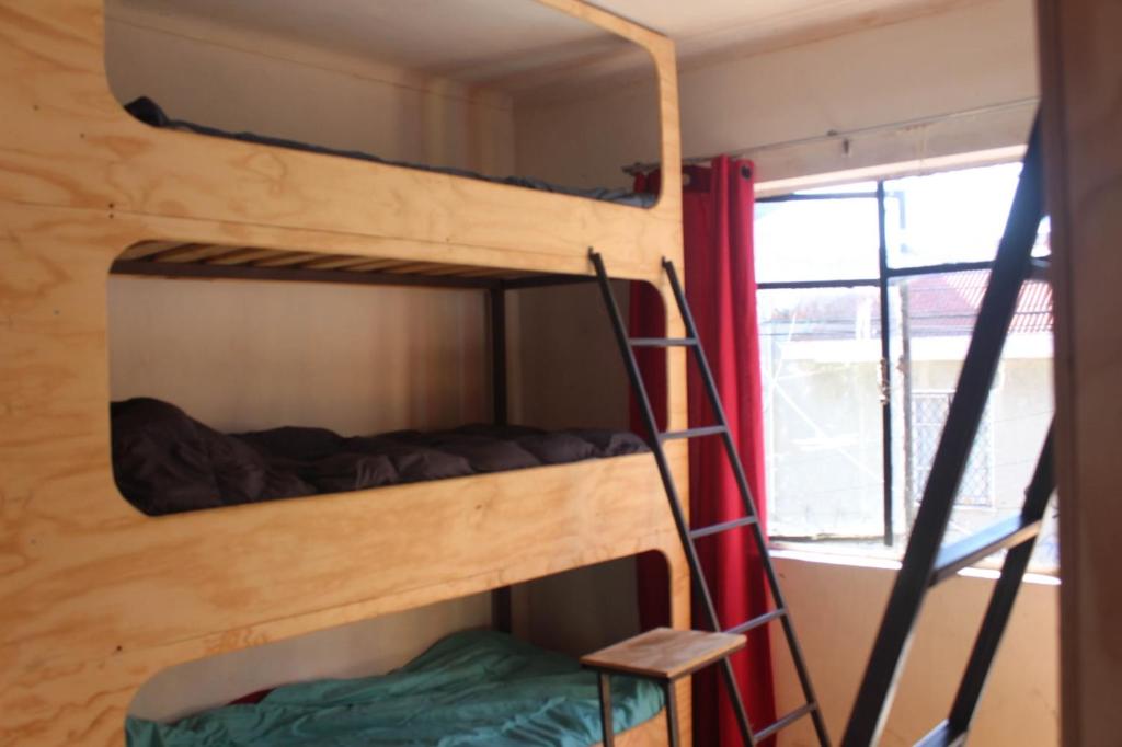 two bunk beds in a room with a window at BEER&BEER in Valparaíso