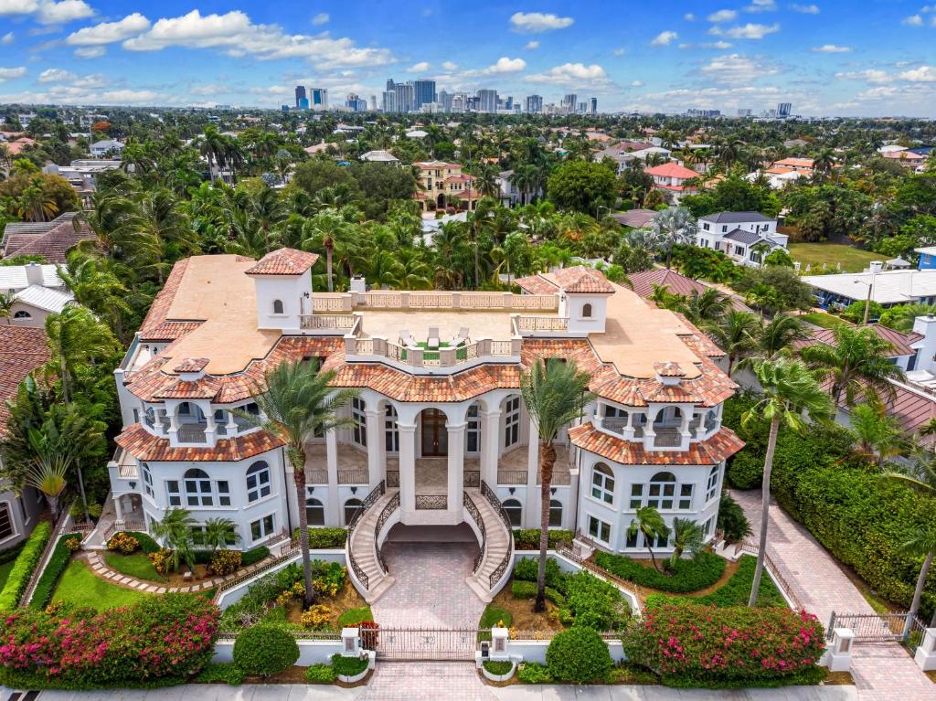 uma vista aérea de uma grande casa branca com palmeiras em Incredible 9 Bedroom 11 Bath Idlewyld Mansion em Fort Lauderdale