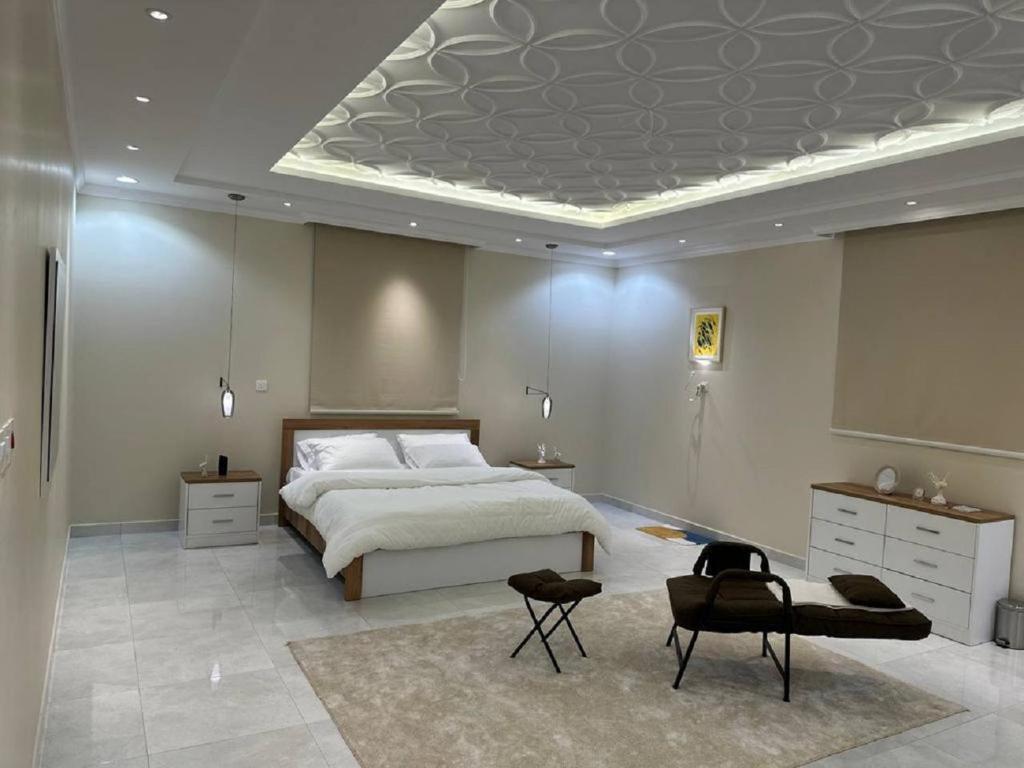 1 dormitorio con 1 cama grande y techo grande en ذكريات الصيف, en Taif