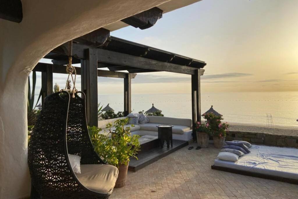 patio con divano e amaca con vista sull'oceano di Beachfront House Kabila 1 a Tétouan