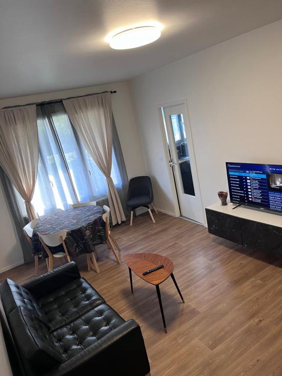 un salon avec un canapé et une table dans l'établissement Commerce à proximité et 10 minute de la gare, à Noisy-le-Sec
