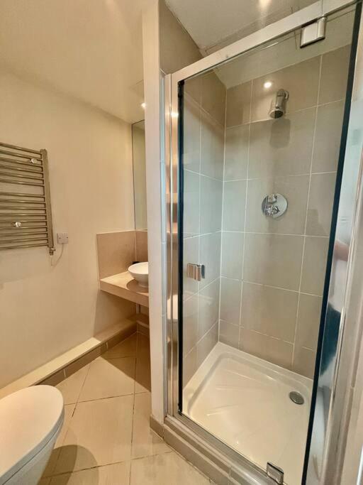 Fotografie z fotogalerie ubytování Spacious Two Bedroom Apartment v Londýně
