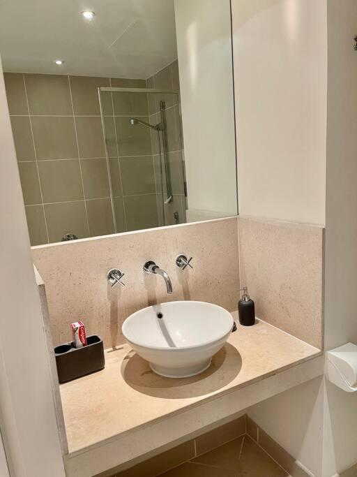 Fotografie z fotogalerie ubytování Spacious Two Bedroom Apartment v Londýně