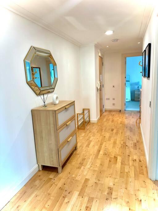 Fotografie z fotogalerie ubytování Spacious Two Bedroom Apartment v Londýně