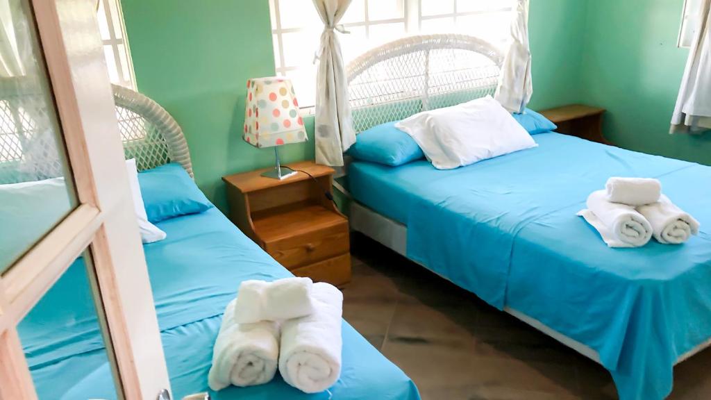 Postel nebo postele na pokoji v ubytování Coco Mango Suites