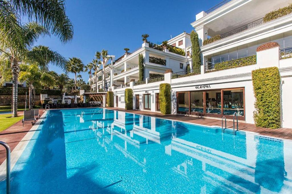 uma grande piscina em frente a um edifício em Doncella Beach , Zeus apartamento con increíbles vistas al mar em Estepona