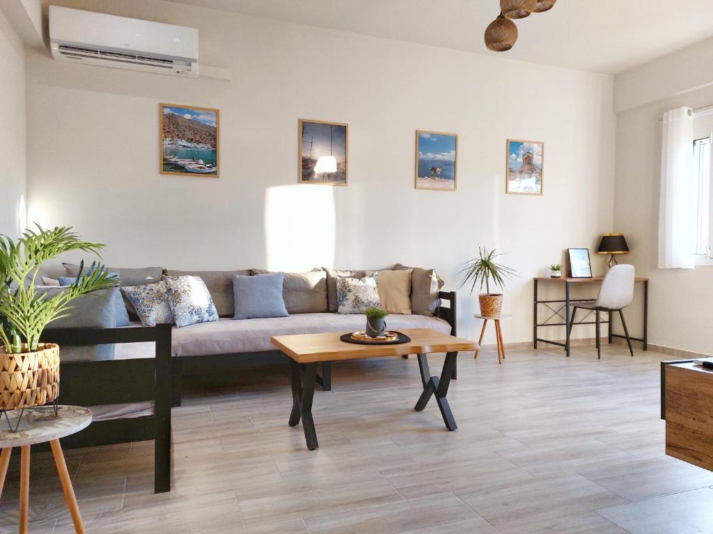 uma sala de estar com um sofá e uma mesa em Holiday House Heraklion Deluxe em Iráclio